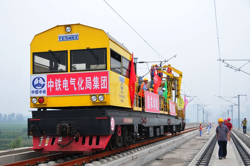1-2  圖為津秦鐵路客運專線接觸網(wǎng)導(dǎo)線架設(shè)作業(yè)現(xiàn)場。 李朝臻攝.jpg